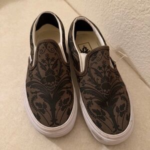 Vans boys/ men Classic Slip-On Skull Tapestry Grape Leaf Sneakers.